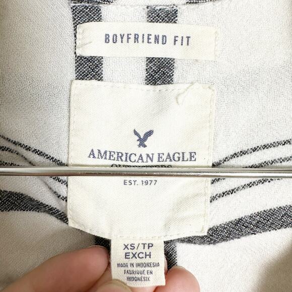 American Eagle Boyfriend Fit White Gray Plaid Shirt sz XS - Picture 4 of 4